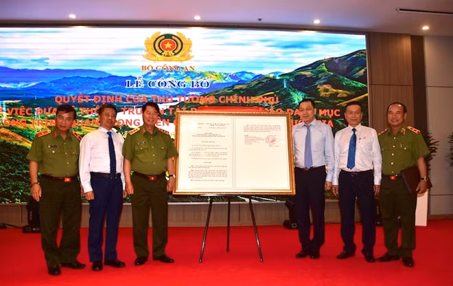 Thứ trưởng Bùi Văn Nam và các đại biểu dự lễ công bố quyết định của Thủ tướng.