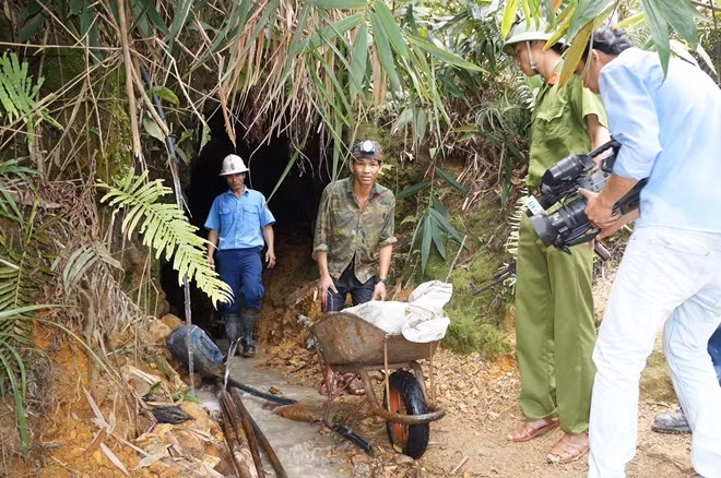 Người dân khai thác trái phép tại mỏ vàng Bồng Miêu