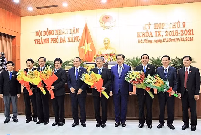 Lãnh đạo Thành ủy, UBND TP tặng hoa cho những cán bộ về hưu và các cán bộ lãnh đạo vừa được bổ nhiệm