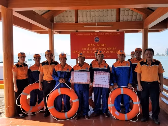 Đại diện lực lượng cứu hộ tặng quà cho các thuyền viên tàu ĐNa 90364 TS