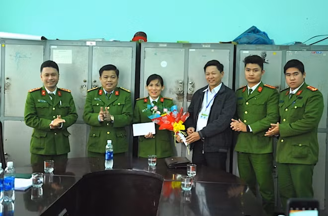 Đại diện Ban chỉ đạo 138 quận Hải Châu khen thưởng Công an phường Phước Ninh