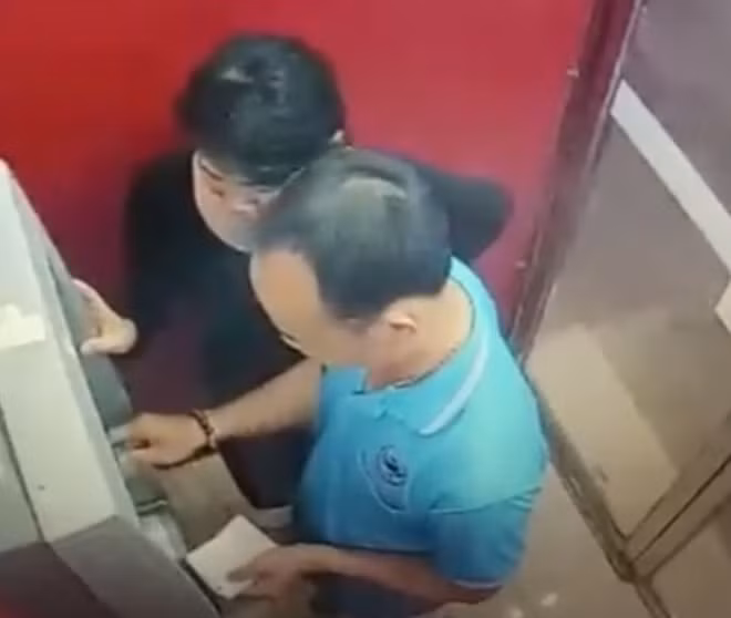 Hình ảnh hai người lạ rút tiền từ thẻ ATM của chị U