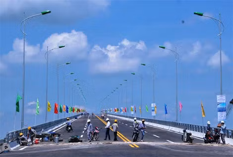 Các kĩ sư, công nhân đang khẩn trương làm việc trên công trình.