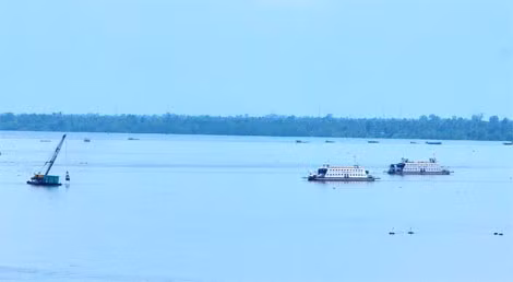 Những chuyến phà cuối cùng giữa bờ Trà Vinh và Bến Tre giao nhau trên sông Cổ Chiên.