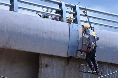 Các khe co giãn trên cầu đang được công nhân hoàn tất những công đoạn cuối cùng.