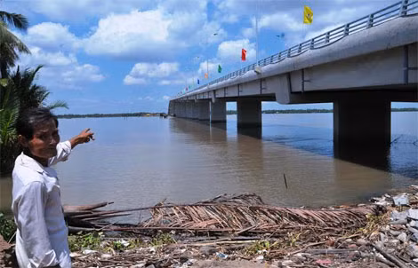 Lão nông Nguyễn Văn Sanh (66 tuổi), người dân cố cựu sống tại ấp Thành Long, xã Thành Thới A (huyện Mỏ Cày Nam, tỉnh Bến Tre) phấn khởi: “Câu cầu là niềm mơ ước của người dân Bến Tre và Trà Vinh. Khi khởi công cầu, người dân mừng lắm, kéo ra xem đứng ken đặc bao quanh nhìn máy cuốc múc những khối đất đầu tiên. Chưa bao giờ người dân ở đây lại nghĩ có cây cầu bắc ngang sông nhưng giờ ước mơ đó đã thành hiện thực”.