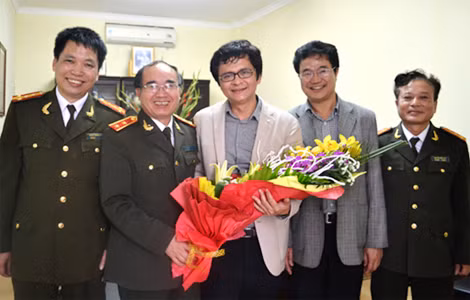 Trung tướng Bùi Bá Định và Đoàn công tác của Tổng cục Chính trị CAND tặng hoa chúc mừng Nhà báo Trần Bình Minh, Ủy viên Trung Đảng, Tổng Giám đốc Đài truyền hình Việt Nam, nhân ngày làm việc đầu tiên của năm Ất Mùi – 2015. (Ảnh: Việt Hoàng). Trung tướng Bùi Bá Định và Đoàn công tác của Tổng cục Chính trị CAND tặng hoa chúc mừng Nhà báo Trần Bình Minh, Ủy viên Trung Đảng, Tổng Giám đốc Đài truyền hình Việt Nam, nhân ngày làm việc đầu tiên của năm Ất Mùi – 2015. (Ảnh: Việt Hoàng).