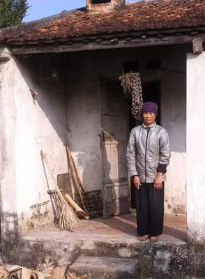 Người phụ nữ tâm thần này đang phải san sẻ số tiền trợ cấp ít ỏi của Nhà nước cho người chị bị suy thận nặng đang điều trị tại Bệnh viện Đa khoa Thanh Hóa.