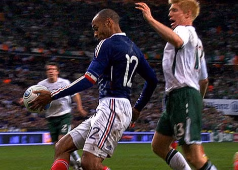 Pha chơi bóng bằng tay nổi tiếng của Henry trận gặp CH Ireland.