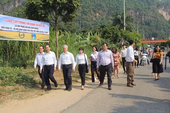 Đoàn giám sát trung ương đã đi thực địa 2 hộ dân tại bản Panh, xã Chiềng Xôm, thành phố Sơn La nhằm rút kinh nghiệm tại chỗ, khắc phục những lỗi sai sót thường gặp trong quá trình thu thập thông tin.