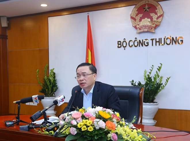Theo tính toán, khách hàng sử dụng đến 50 kWh mỗi tháng phải trả thêm 7.000 đồng và 14.000 đồng đối với khách hàng sử dụng đến 100 kWh, còn 200 kWh là 31.600 đồng; đến 300 kWh là 53.100 đồng và trên 400 kWh phải trả thêm 77.200 đồng.