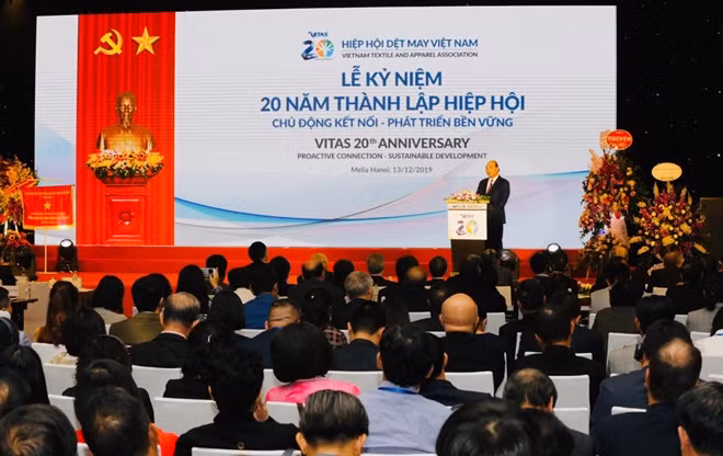 Thủ tướng Nguyễn Xuân Phúc phát biểu tại Lễ kỷ niệm 20 năm thành lập Hiệp hội dệt may Việt Nam