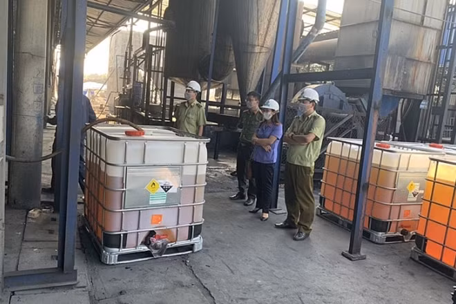 Lực lượng QLTT tổ chức tiêu hủy xăng kém chất lượng (Ảnh: Tổng cục QLTT)