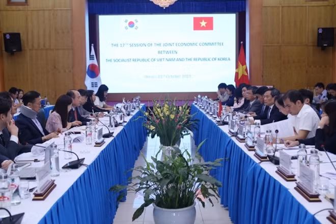 Hàn Quốc cũng là nhà đầu tư hàng đầu của Việt Nam, với 8 nghìn dự án còn hiệu lực với tổng số vốn đăng ký khoảng 65 tỷ USD.