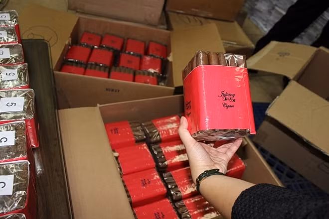 Các thùng hàng đều chứa xì gà, nhãn hiệu thể hiện trên bao bì là loại Juliany Cigar, tổng 10.000 điếu.