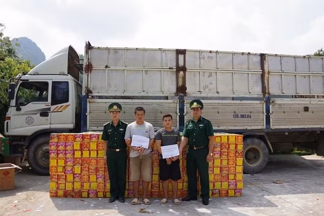 đối tượng và xe ô tải vận chuyển 2,765 tấn pháo các loại