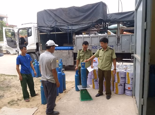 Ngoài ra, Đoàn kiểm tra còn phát hiện một lượng lớn hàng hoá gồm: 246 chai, bịch rượu các loại; 1.186 đơn vị sản phẩm mỹ phẩm các loại