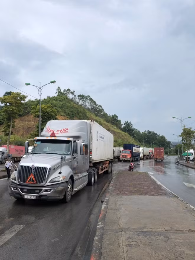 Xe container gần barie (cổng B1) chờ làm thủ tục xuất sang Trung Quốc.