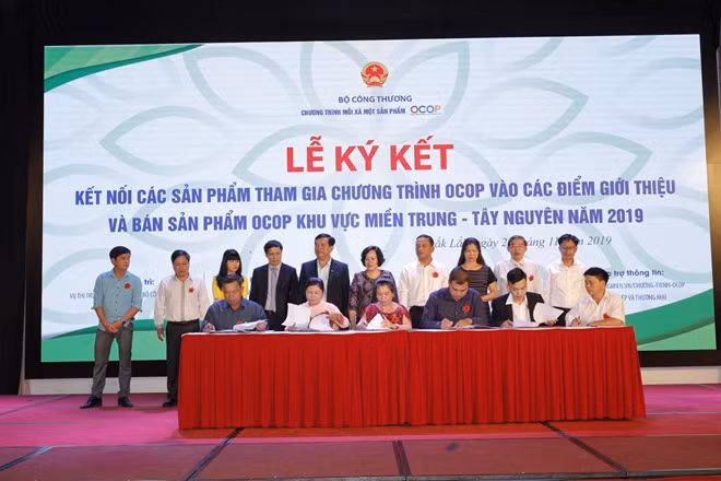 Các đại diện Sở Công Thương, DN, HTX, siêu thị ký biên bản ghi nhớ
