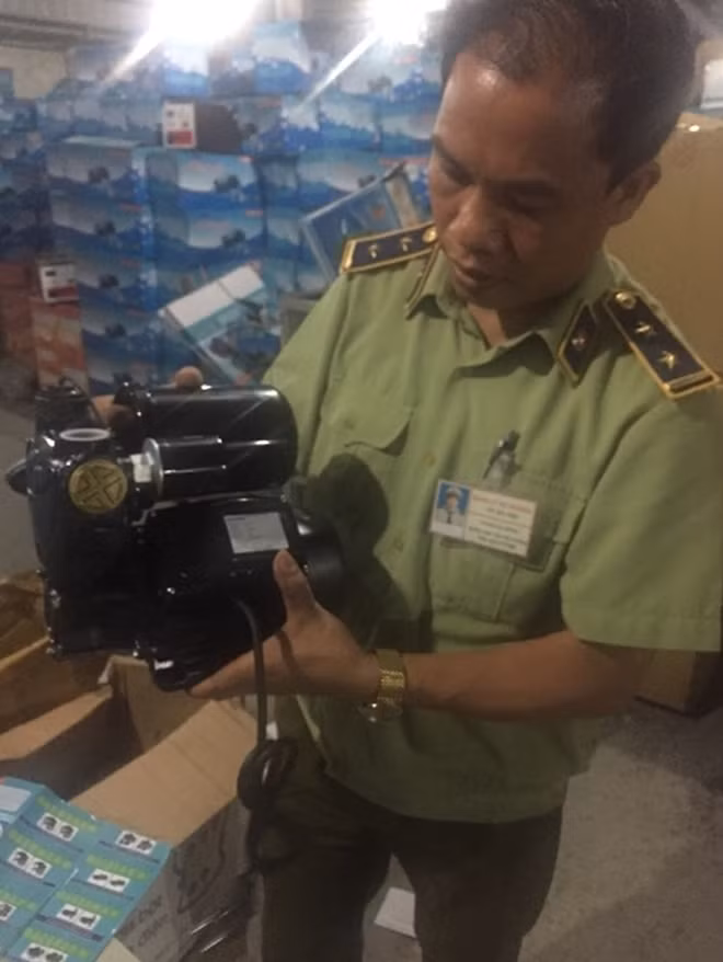 Lô máy bơm dãn nhãn “made in Vietnam”.