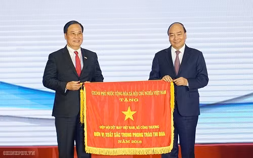 Thủ tướng trao Cờ thi đua của Chính phủ tặng Hiệp hội Dệt may Việt Nam - Ảnh: VGP/Quang Hiếu. Thủ tướng trao Cờ thi đua của Chính phủ tặng Hiệp hội Dệt may Việt Nam - Ảnh: VGP/Quang Hiếu.