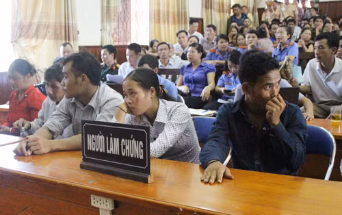 Người làm chứng trong phiên tòa. Ảnh: Cao Loan Người làm chứng trong phiên tòa. Ảnh: Cao Loan