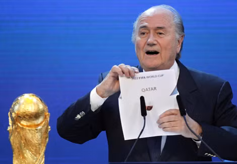 Blatter công bố trao quyền đăng cai World Cup 2022 cho Qatar.
