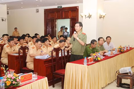 Thiếu tướng Phạm Văn Miên, Tổng Biên tập Báo CAND, Phó Trưởng ban Hội đồng Giám khảo vòng chung khảo cuộc thi phát biểu tại buổi họp báo. Ảnh Việt Hưng.