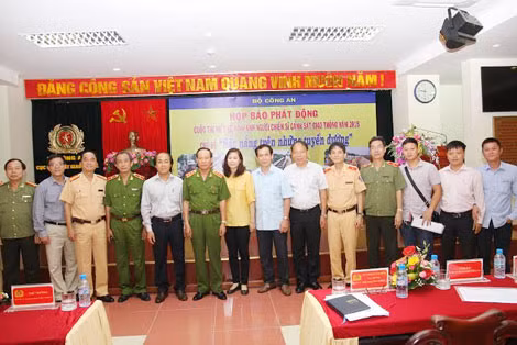 Thứ trưởng Lê Quý Vương cùng các đại biểu dự buổi họp báo. Ảnh Việt Hưng.