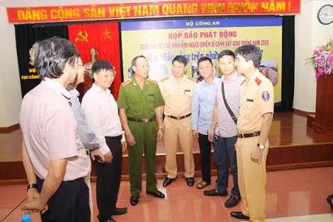 Thứ trưởng Lê Quý Vương trao đổi với các nhà báo tại buổi họp báo. Ảnh Việt Hưng.