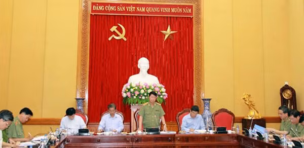 Thượng tướng Bùi Văn Nam, Ủy viên Trung ương Đảng, Thứ trưởng Bộ Công an phát biểu chỉ đạo buổi làm việc. Thượng tướng Bùi Văn Nam, Ủy viên Trung ương Đảng, Thứ trưởng Bộ Công an phát biểu chỉ đạo buổi làm việc.