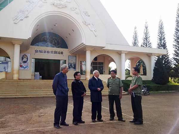 Linh mục Nguyễn Xuân Cương (giữa) trò chuyện cùng cán bộ, chiến sĩ Công an.
