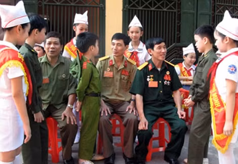 Cựu chiến binh thành phố Tuyên Quang nói chuyện truyền thống với học sinh. Ảnh: TQĐT.