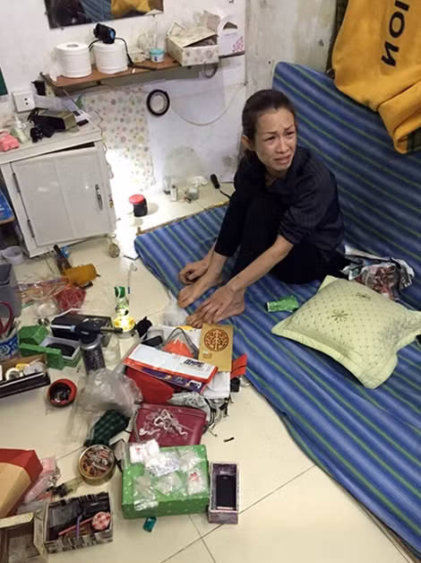 Dương Quỳnh Phương cùng nhiều tang vật liên quan đến mua bán ma túy đá.
