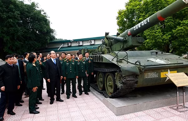 Chủ tịch Ủy ban Trung ương Mặt trận Tổ quốc Việt Nam Nguyễn Thiện Nhân thăm Bảo tàng Lịch sử Quân sự Việt Nam. Ảnh: TTXVN.