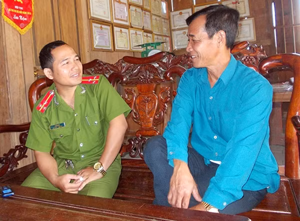 Cán bộ, chiến sĩ Đồn Công an Chà Vàl thường xuyên trao đổi tình hình ANTT với các già làng, người có uy tín trong cộng đồng.