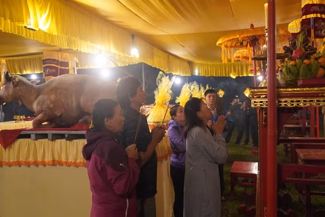 Sau lễ tế, người dân địa phương dâng hương, cầu nguyện.