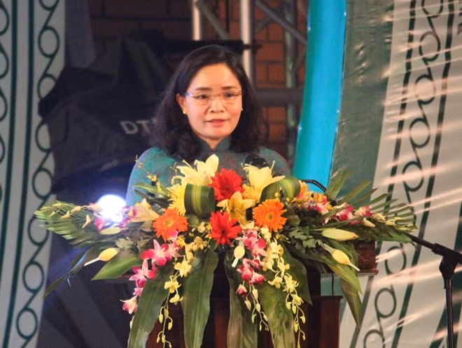 Thứ trưởng Bộ VHTT&DL Trịnh Thị Thủy phát biểu khai mạc Ngày hội giao lưu VHTT&DL các dân tộc thiểu số các tỉnh vùng biên giới Việt – Lào, khu vực miền Trung, Tây Nguyên năm 2019.