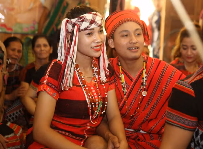 Cô dâu chú rể hạnh phúc trong ngày cưới.