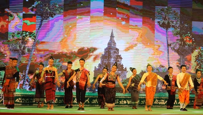 Nhiều tiết mục múa hát đặc sắc tại lễ khai mạc ngày hội.