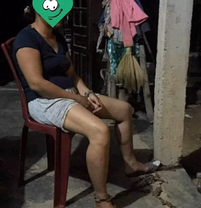 Hình ảnh chị Nguyễn Thị G bị chồng trói bằng xích sắt đăng tải trên mạng xã hội khiến dư luận bức xúc.