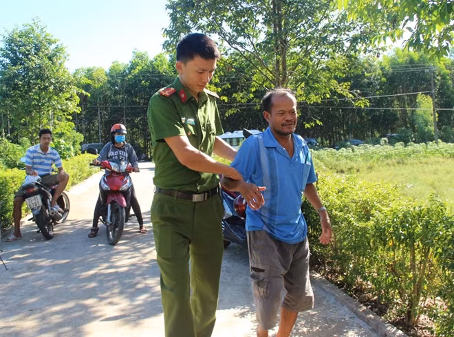 CBCS Công an ân cần dìu cụ ông vào khám bệnh.