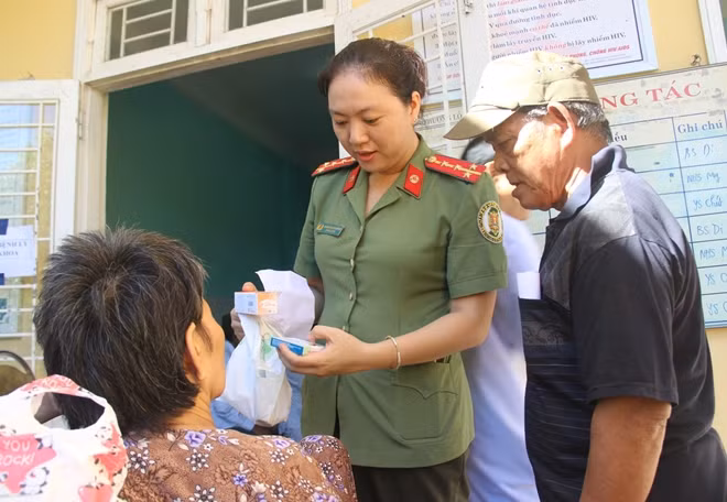 Tận tình hướng dẫn người dân dùng thuốc đúng theo đơn của bác sĩ.