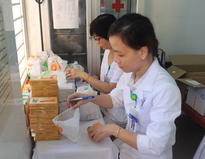 Công đoạn chuẩn bị thuốc để cấp phát miễn phí cho người dân.
