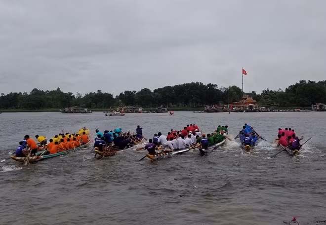 Các đội đua hăng say tranh tài trên sông Hương.