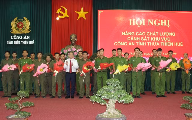 Chủ tịch UBND tỉnh Thừa Thiên- Huế Phan Ngọc Thọ tặng hoa biểu dương các CBCS Công an và CSKC có thành tích xuất sắc.