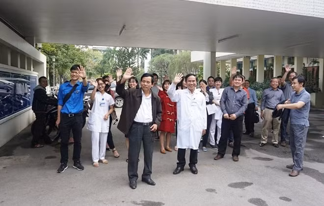 Các y, bác sĩ Bệnh viện T.Ư Huế ra tận cổng để tiễn bệnh nhân về quê đón Tết cùng gia đình.