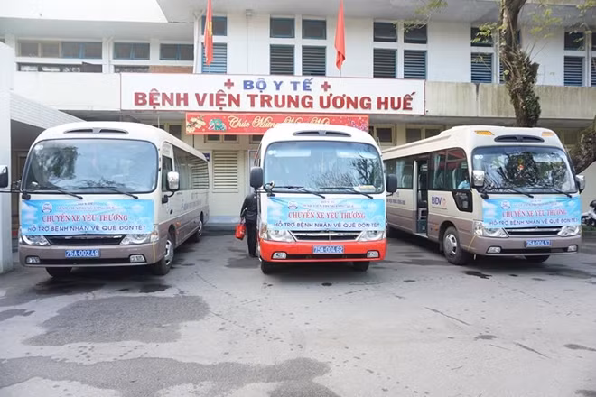 Những chuyến xe yêu thương của Bệnh viện T.Ư Huế trước giờ khởi hành đưa bệnh nhân về quê đón Tết.