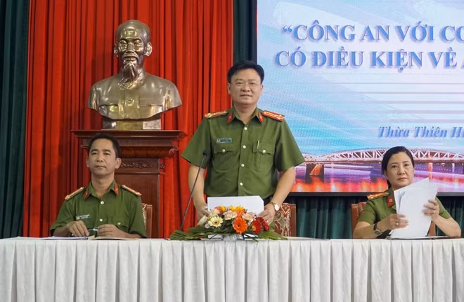 Thượng tá Nguyễn Thanh Tuấn, Phó Giám đốc Công an tỉnh Thừa Thiên Huế phát biểu tại buổi đối thoại.