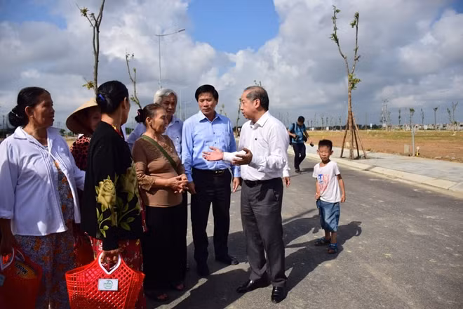Các hộ dân thuộc diện di dời khỏi khu vực 1 Kinh thành Huế tham quan khu TĐC Bắc Hương Sơ, TP Huế.